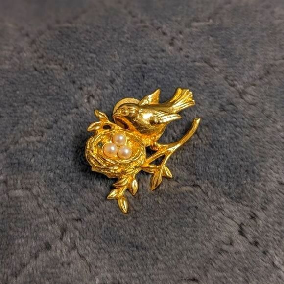 Vintage Goldtone Bird with Nest Brooche Faux Pearl Accents - Picture 2 of 8